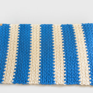 niebiesko-biały dywan wykonany na szydełku