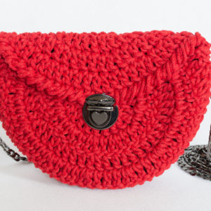 Mała czerwona torebka wykonana na szydełku